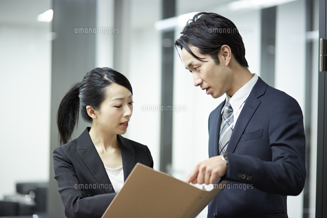 先輩社員の意見を聞くビジネスウーマン
(c)forty-one/a.collectionRF