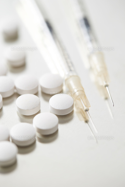 錠剤と注射器 10853002019 の写真素材 イラスト素材 アマナイメージズ