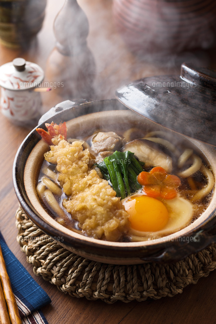 鍋焼きうどん の写真素材 イラスト素材 アマナイメージズ
