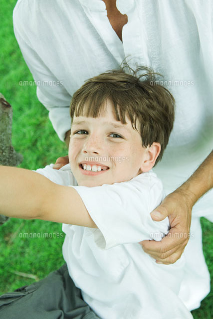 Boy with man’s hands on his shoulders
(c)Odilon Dimier/Photo Alto