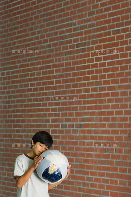 Boy holding bandaged globe to face
(c)Milena Boniek/Photo Alto