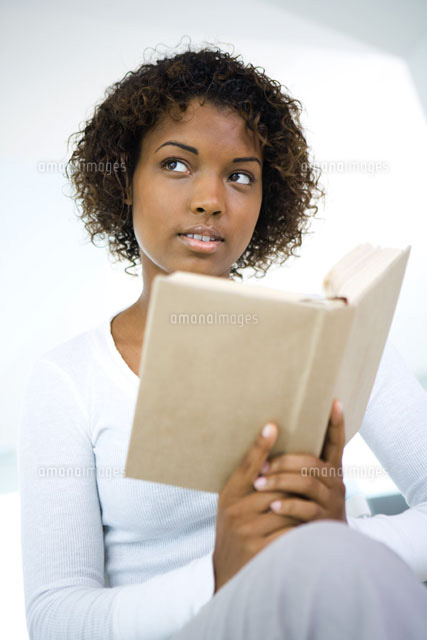 woman holding book, looking away
(c)Laurence Mouton/Photo Alto