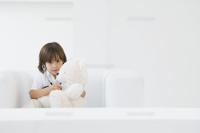 Little boy playing doctor with teddy bear
(c)Odilon Dimier/PhotoAlto