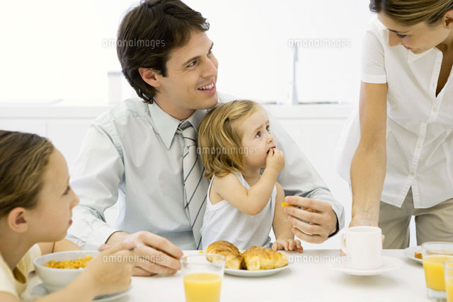 Family around a table, eating breakfast together
(c)Sigrid Olsson/PhotoAlto