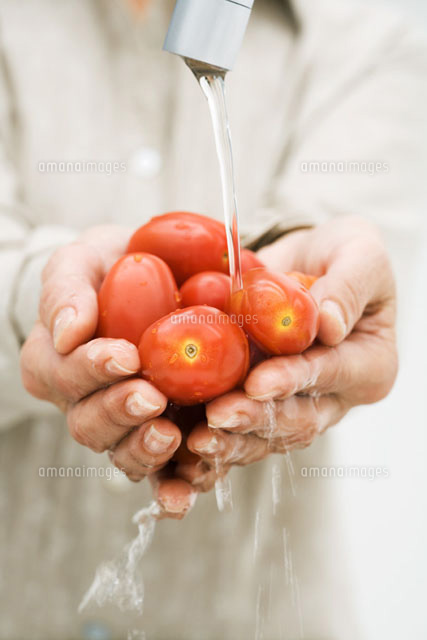 Woman rinsing handful of tomatoes under faucet
(c)Laurence Mouton/PhotoAlto