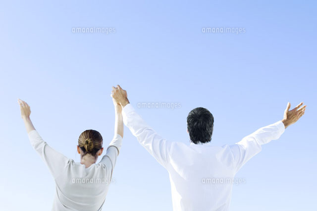 Man and woman with arms raised,holding hands,rear view
(c)Michele Constantini/PhotoAlto