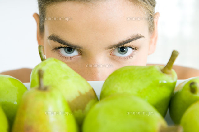 Young woman looking over tray of pears
(c)Rafal Strzechowski/PhotoAlto