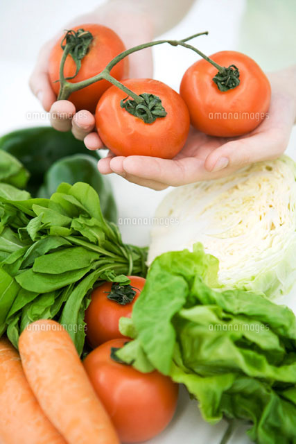 Hands holding vine tomatoes,assorted fresh vegetables
(c)Sigrid Olsson/PhotoAlto
