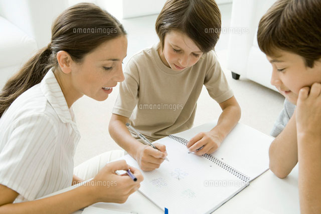 Mother and two sons playing tic-tac-toe together
(c)Sigrid Olsson/PhotoAlto