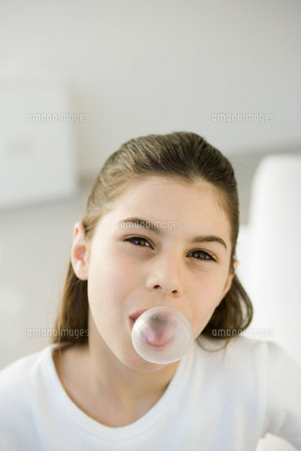 Girl blowing bubble with chewing gum,portrait
(c)Sigrid Olsson/PhotoAlto