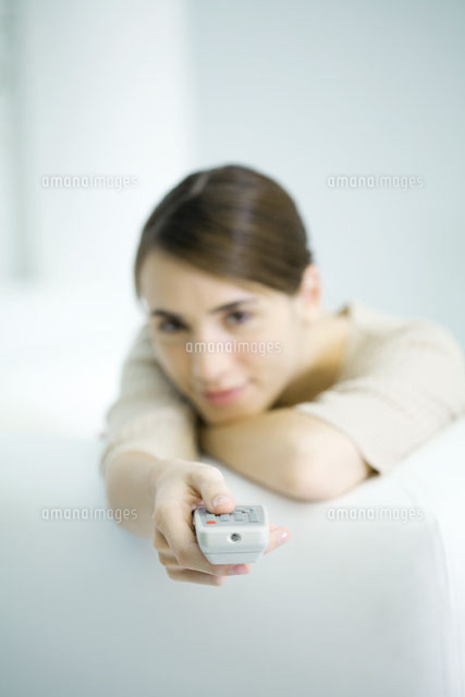 Woman pointing remote control at camera
(c)Ale Ventura/PhotoAlto