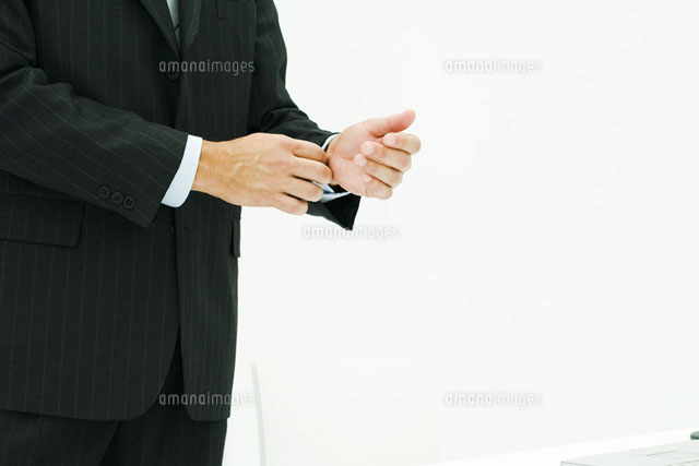 Businessman in suit,adjusting cuff,cropped view
(c)Ale Ventura/PhotoAlto
