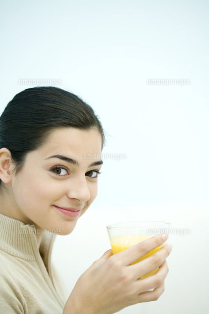 Young woman holding glass of orange juice
(c)Ale Ventura/PhotoAlto