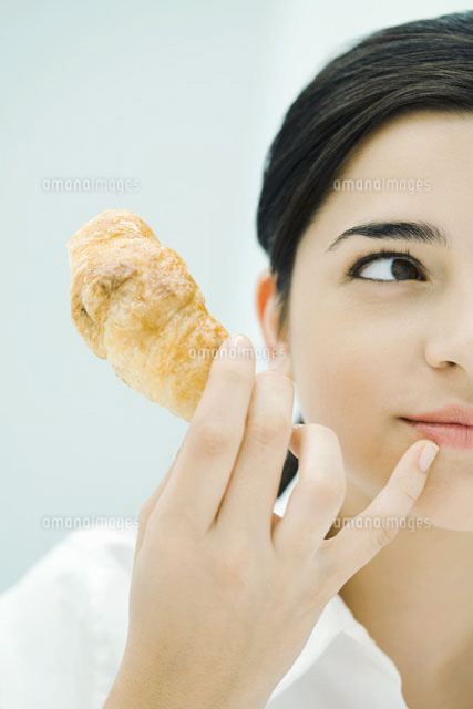 Woman holding croissant,looking away,cropped
(c)Ale Ventura/PhotoAlto