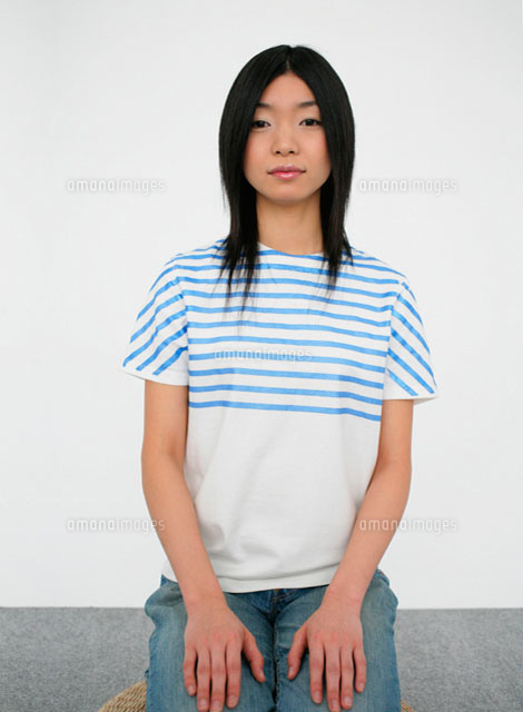 正座する女性 の写真素材 イラスト素材 アマナイメージズ