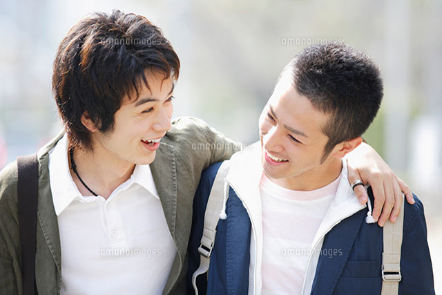 肩を組んで会話をする二人の男性 の写真素材 イラスト素材 アマナイメージズ
