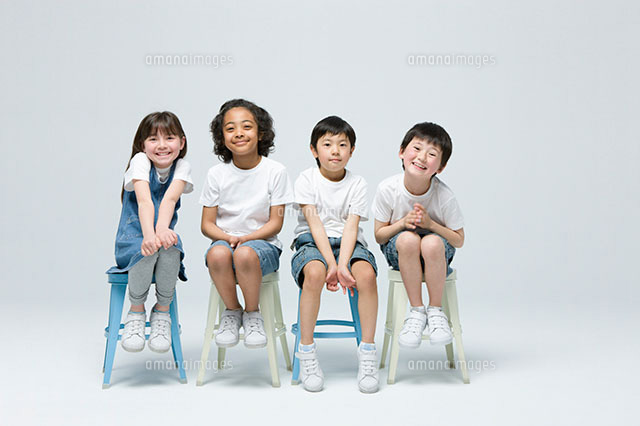 驚くばかり座る 子供 かわいい子供たちの画像