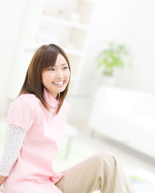 膝を立てて座る女性[11004089752]の写真素材・イラスト素材｜アマナイメージズ