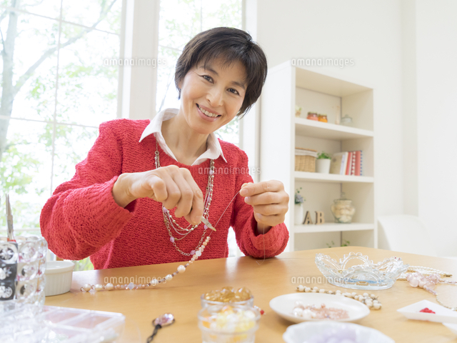 ビーズアクセサリーを作る女性