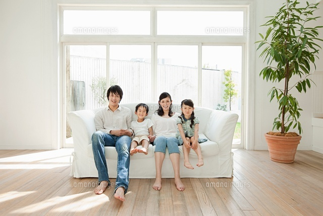 Family with two children on sofa, portrait
(c)Image Source