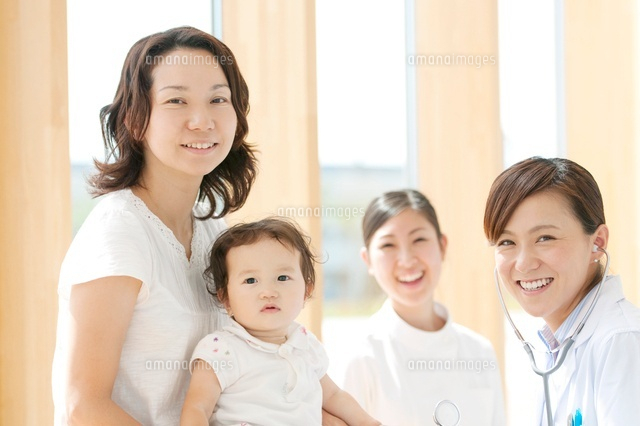 赤ちゃんを抱く母親と女医と看護師
(c)visual supple
