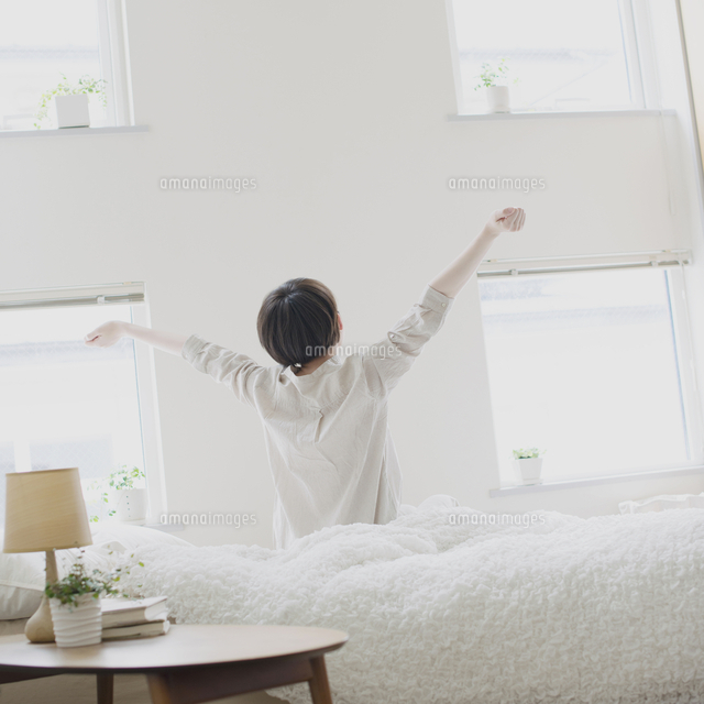 ベッドで伸びをする女性
(c)visual supple