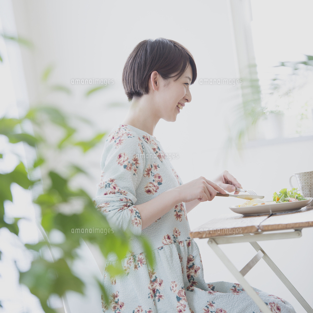 朝食を食べる女性
(c)visual supple