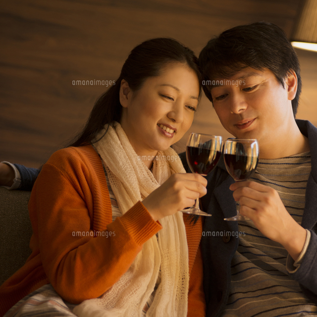ワインで乾杯をするミドル夫婦
(c)visual supple