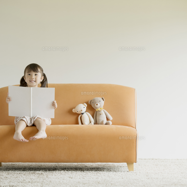 ソファーに座り絵本を読む女の子
(c)visual supple