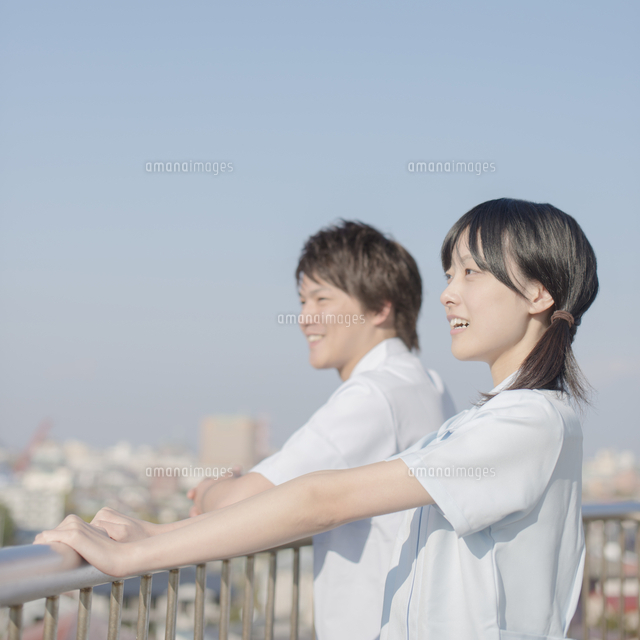 看護師と街並み
(c)visual supple