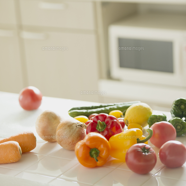 キッチンの上に並ぶ野菜
(c)visual supple