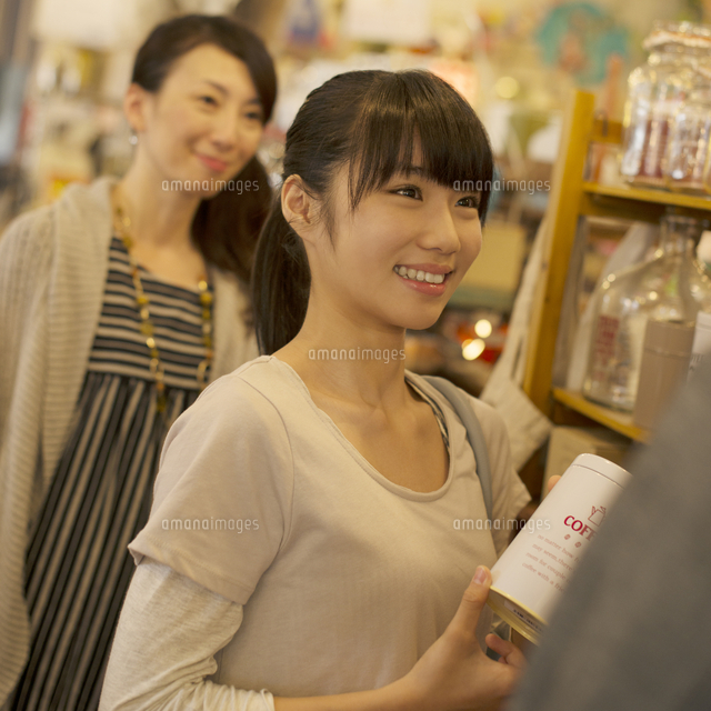 雑貨屋で買い物をする親子
(c)visual supple