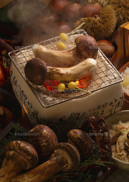 焼松茸を囲む松茸と栗
(c)visual supple