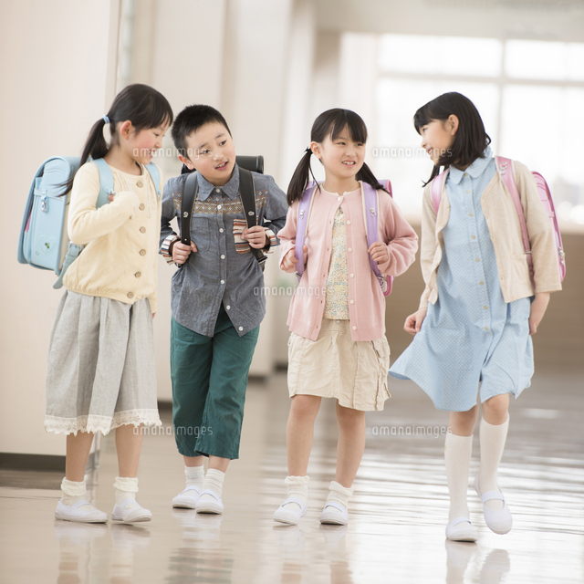 学校の廊下を歩く小学生
(c)visual supple