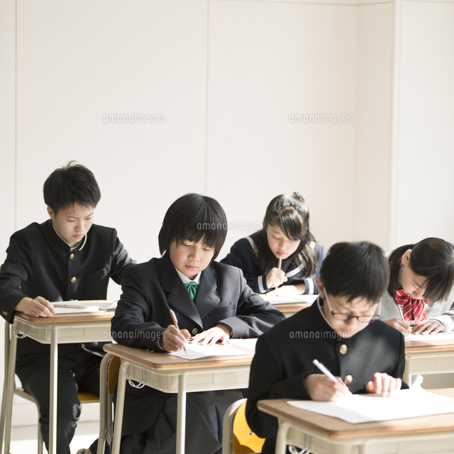 教室でテストを受ける学生
(c)visual supple