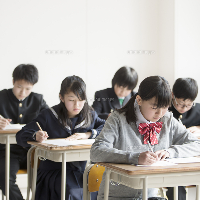 教室でテストを受ける学生
(c)visual supple
