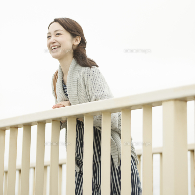 歩道橋の上から景色を眺める女性 11017019533 の写真素材 イラスト