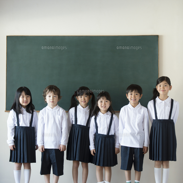 黒板の前に並ぶ小学生
(c)visual supple