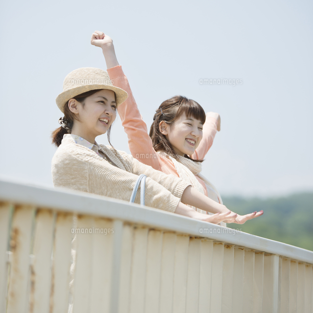 歩道橋の上から景色を眺める2人の女性 11017019748 の写真素材