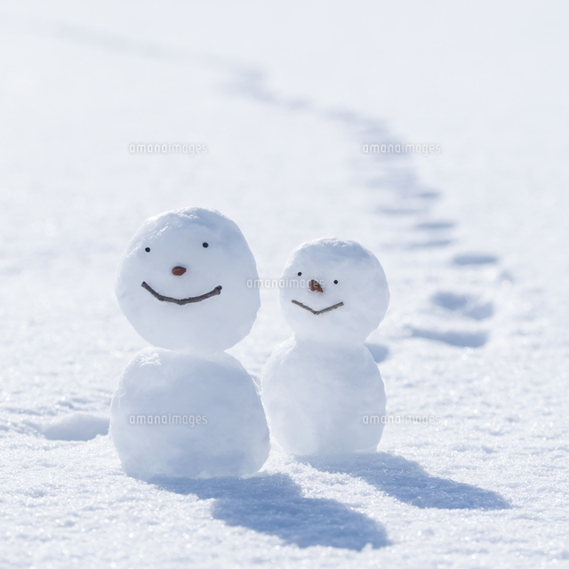 雪原に続く足跡と雪だるま 11017020584 の写真素材 イラスト素材