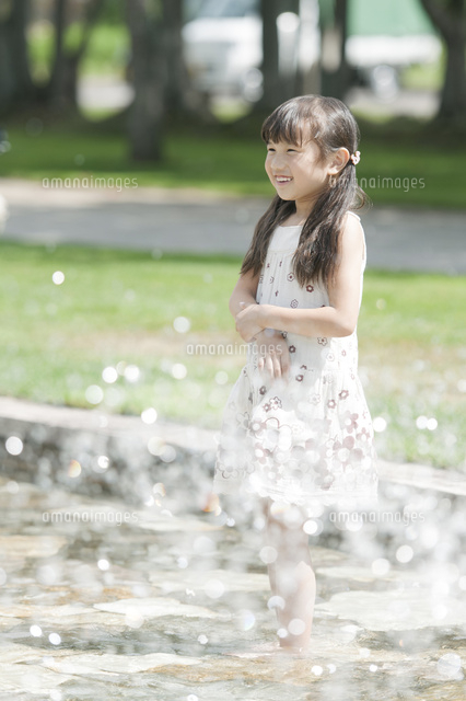 水遊びをする女の子 11017021300 の写真素材 イラスト素材 アマナ