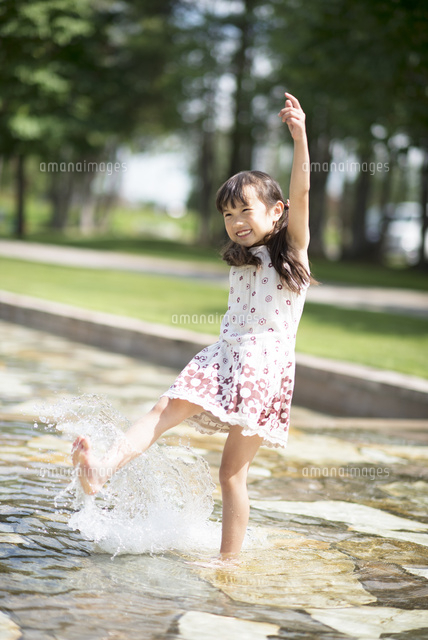 水遊びをする女の子 11017021328 の写真素材 イラスト素材 アマナ