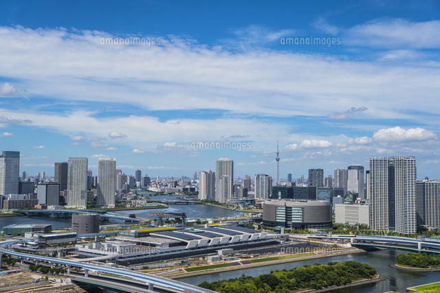 豊洲市場建設現場と豊洲 晴海周辺のビル群 の写真素材 イラスト素材 アマナイメージズ