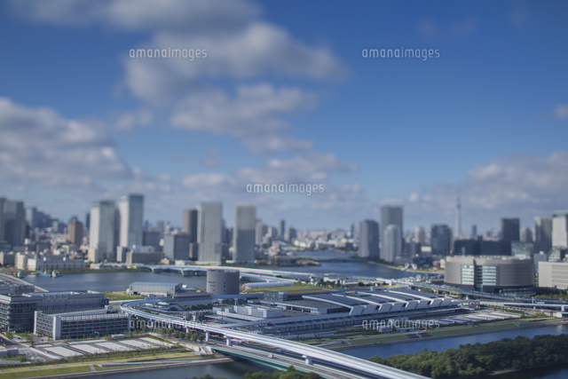 豊洲市場と豊洲 晴海周辺のビル群と青空 の写真素材 イラスト素材 アマナイメージズ