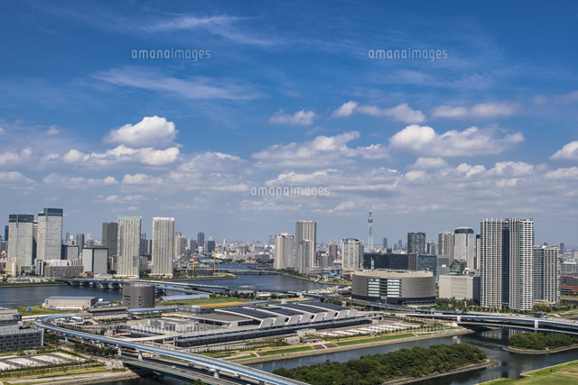 豊洲市場と豊洲 晴海周辺のビル群と青空 の写真素材 イラスト素材 アマナイメージズ