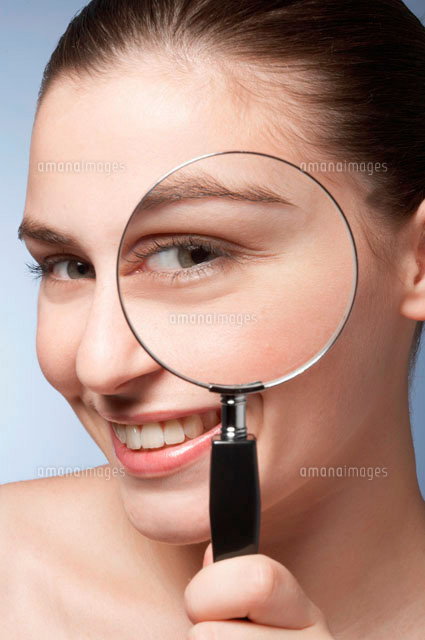Woman looking through magnifying glass
(c)clover/a.collectionRF