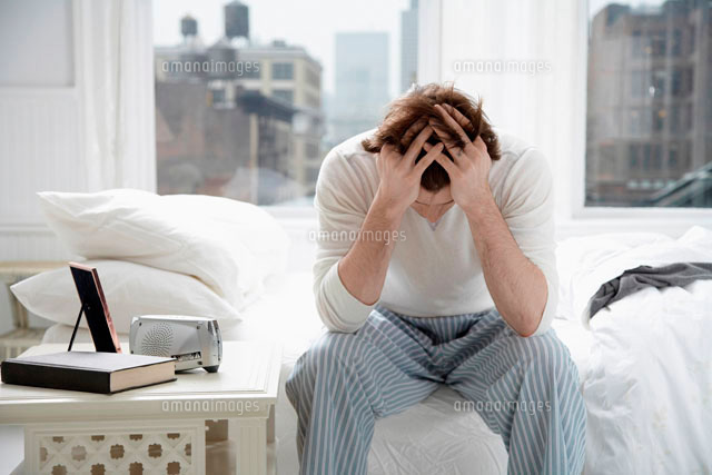 Man sitting on bed and holding head
(c)clover/a.collectionRF