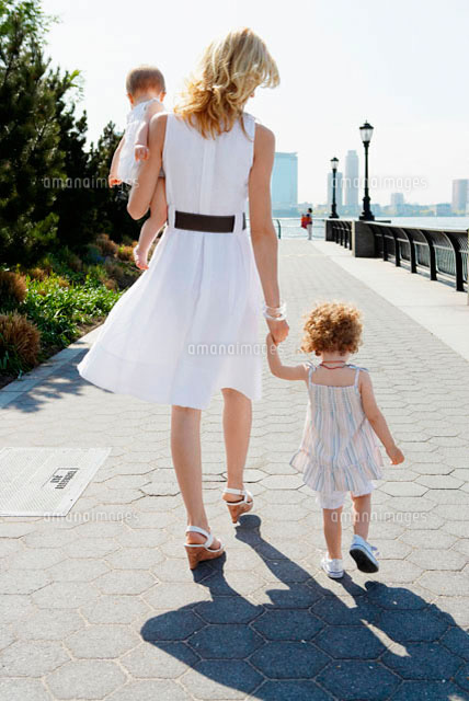 Mothers walking with two daughters
(c)clover/a.collectionRF