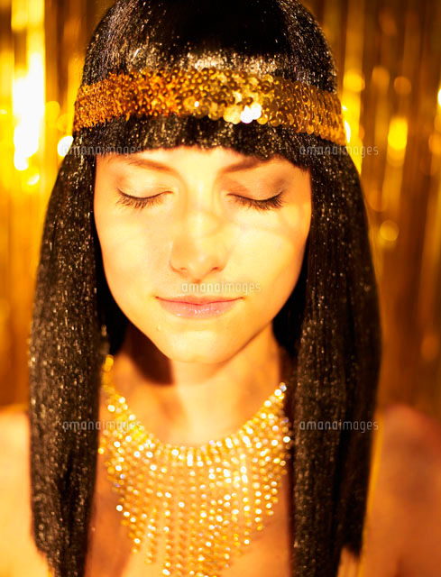 Woman in Wig and Golden Jewelry
(c)clover/a.collectionRF