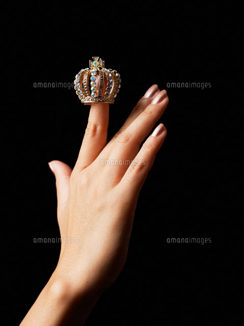 Miniature Crown on Woman’s Finger
(c)clover/a.collectionRF